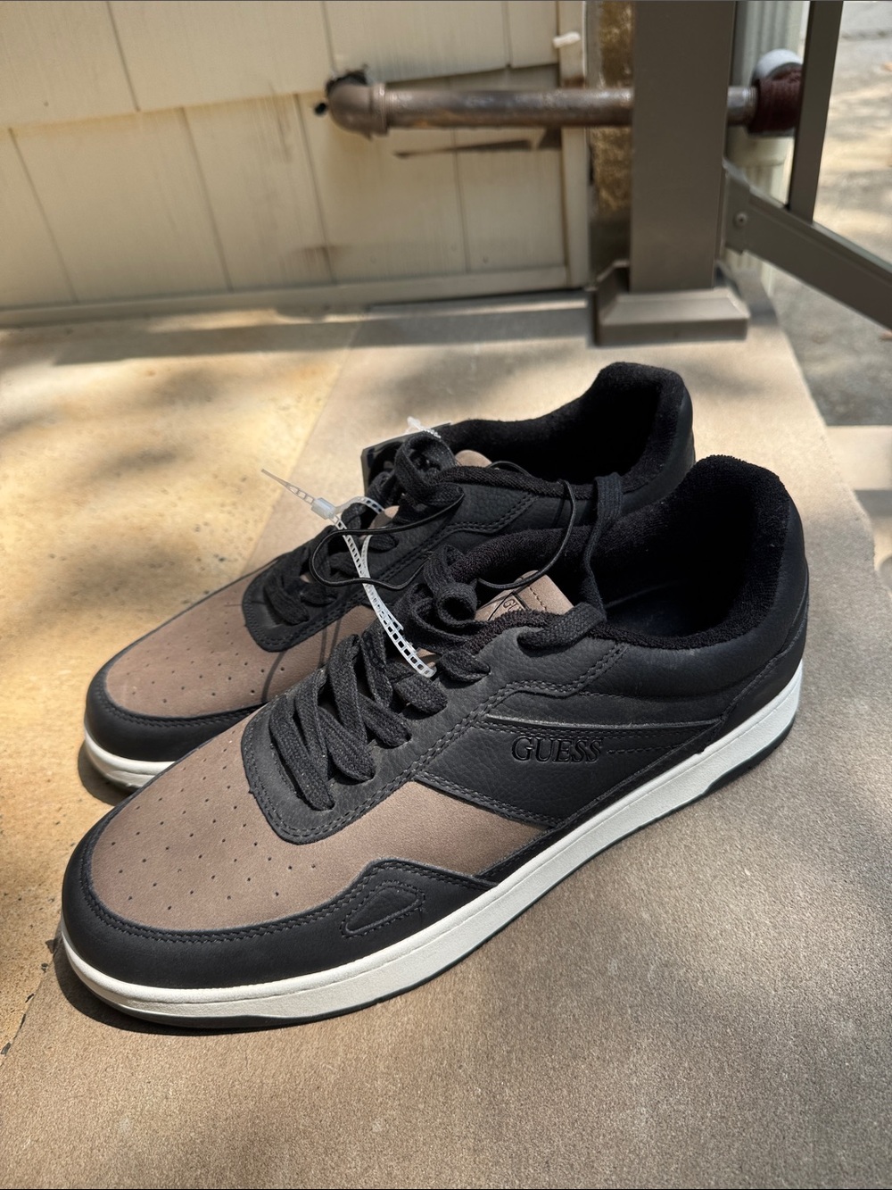 GUESS Men's Black and Brown Casual Low-Top Sneakers